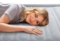 Intex Comfort Plush Luchtbed - Eenpersoons - Ingebouwde Elektrische Pomp 17 Intex Comfort Plush Luchtbed - Eenpersoons - Ingebouwde Elektrische Pomp -Bo-Camp Verkoop 1320 1900 67766 inuse4 2022 300