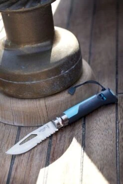 Opinel N°08 Outdoor Zakmes - Blauw -Bo-Camp Verkoop 3123840015762 opinel outdoor 8 blauw sfeer2 resultaat