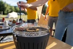 LotusGrill XL Hybrid Houtskoolbarbecue - Rood 21 LotusGrill XL Hybrid Houtskoolbarbecue - Rood -Bo-Camp Verkoop lotusgrill in gebruik hamburger 3